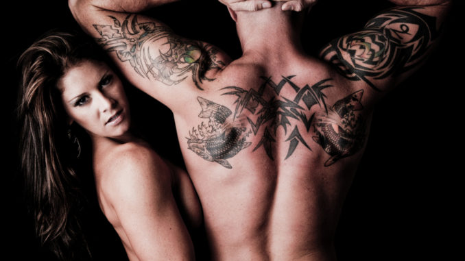 Frau und Mann zeigen Tattoos Sexy Frau und Mann Tattoo
