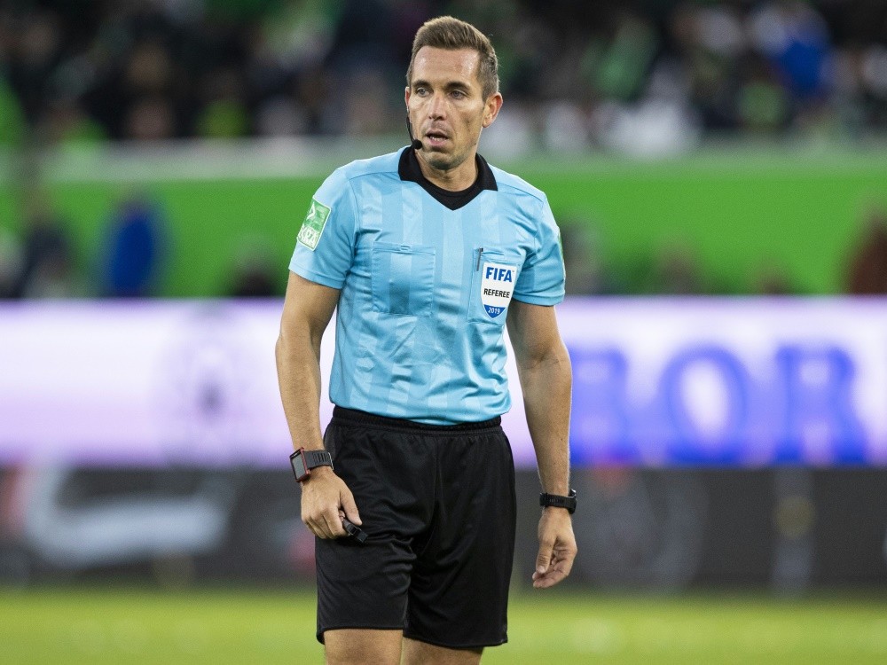 Tobias Stieler wird das Bundesliga-Topspiel leiten. ©AFP