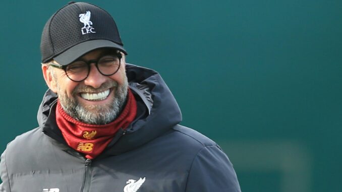 6872bef161fbd71ee3e198ed505ae6b16ea01090 Gerrard-Geburtstag: Klopp und sein Team geben Ständchen. ©SID LINDSEY PARNABY