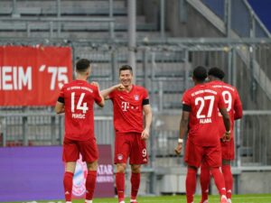 Vor Topspiel in Dortmund: Doppelter Hinteregger lässt Bayern wackeln Die Bayern schlagen Frankfurt in einer munteren Partie. ©AFP
