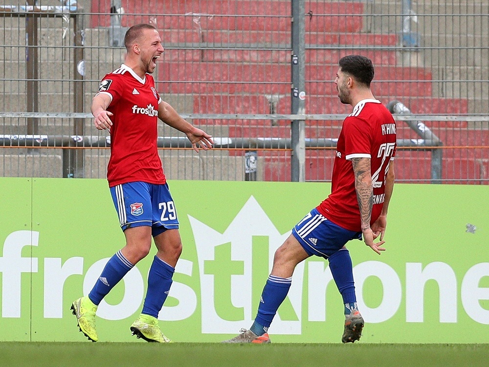 Schröter (l.) erzielt das 1:0 für Unterhaching. ©FIRO/SID