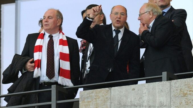 Gregor Gysi (m.) ist Anhänger von Union Berlin. ©AFP