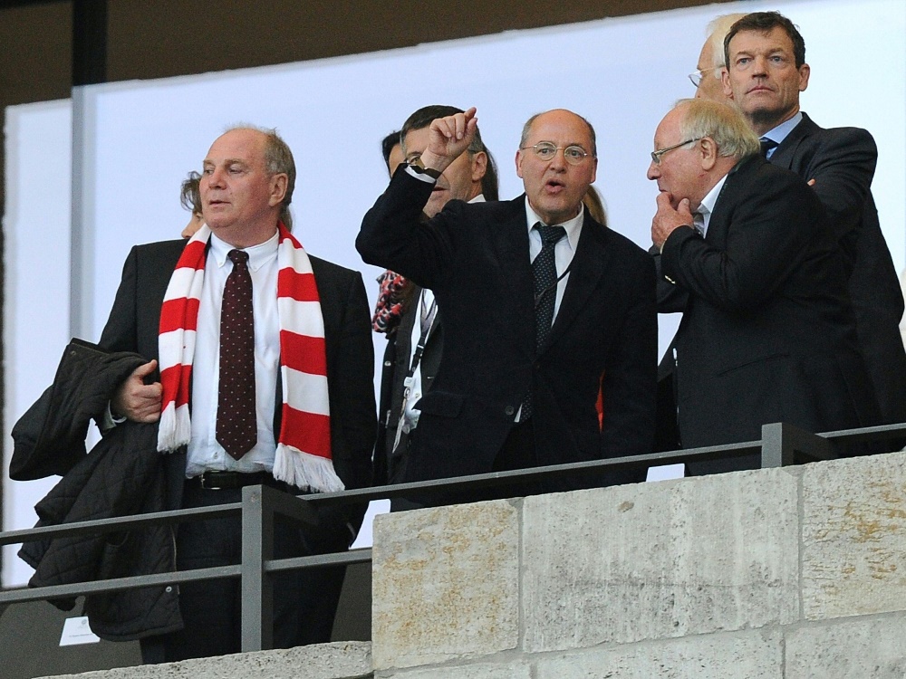 Gregor Gysi (m.) ist Anhänger von Union Berlin. ©AFP