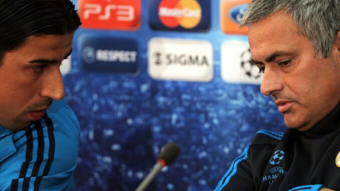 Drei Jahre zusammen bei Real: Khedira (l.) und Mourinho. ©AFP