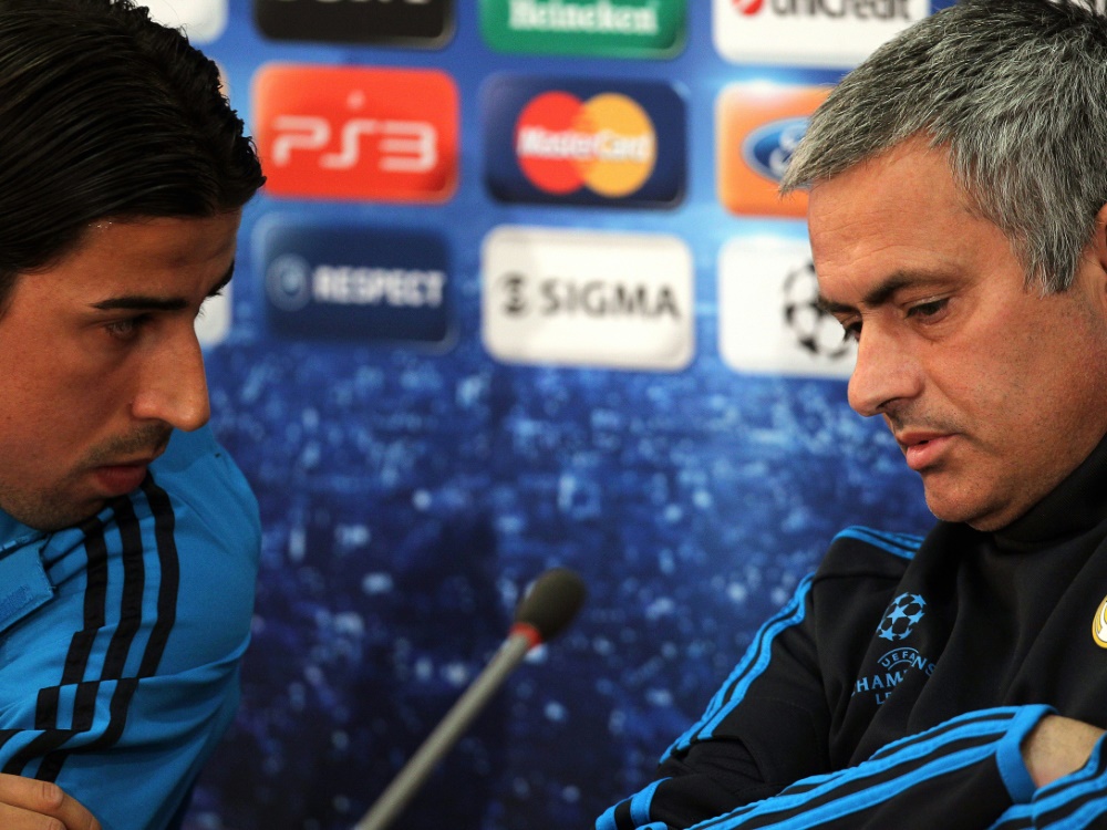 Drei Jahre zusammen bei Real: Khedira (l.) und Mourinho. ©AFP