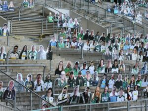 13.000 Pappkameraden beim West-Duell in Gladbach Pappkamerden in Gladbach