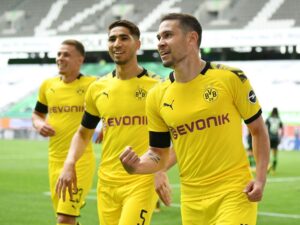 Arbeitssieg in Wolfsburg: BVB bleibt im Titelrennen Guerreiro erzielte das 1:0 für Borussia Dortmund. ©AFP