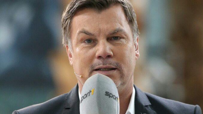 Thomas Helmer moderiert Doppelpass vor 100 Pappkameraden. ©AFP