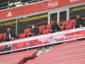 Beckenbauer: „Von der Leistung gibt es keinen Unterschied“ Zu Gast im Stadion: Franz Beckenbauer (unten Mitte). ©AFP
