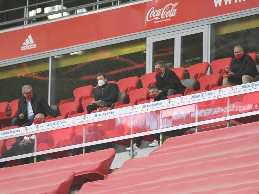 Zu Gast im Stadion: Franz Beckenbauer (unten Mitte). ©AFP
