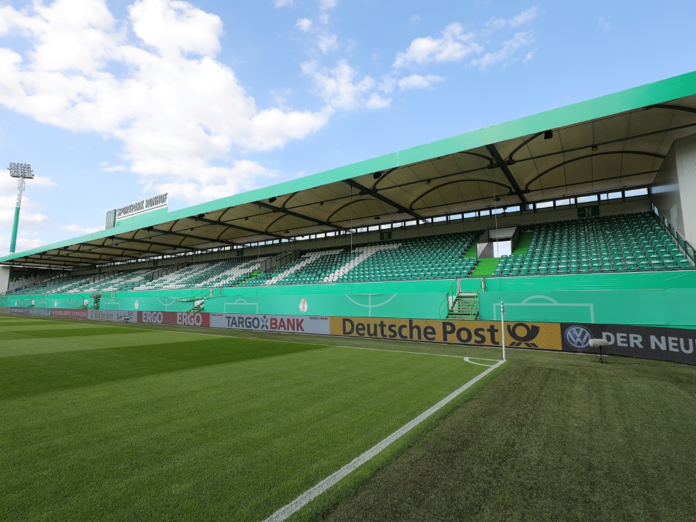 Das Fürther Stadion soll Klassenzimmer beherbergen. ©AFP