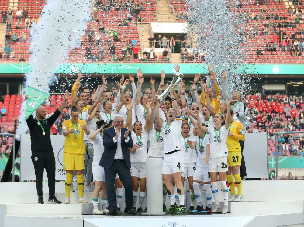 Titelverteidiger Wolfsburg trifft auf Gütersloh. ©AFP