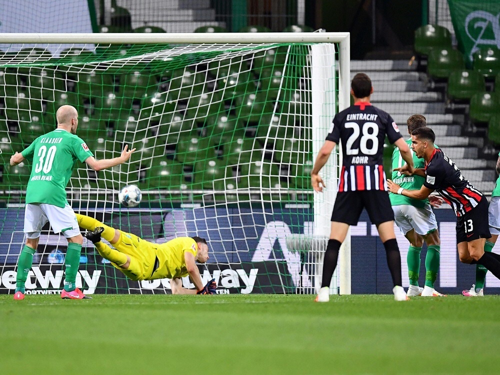 Andre Silva (r.) erzielt das 1:0 per Kopf. ©SID STUART FRANKLIN