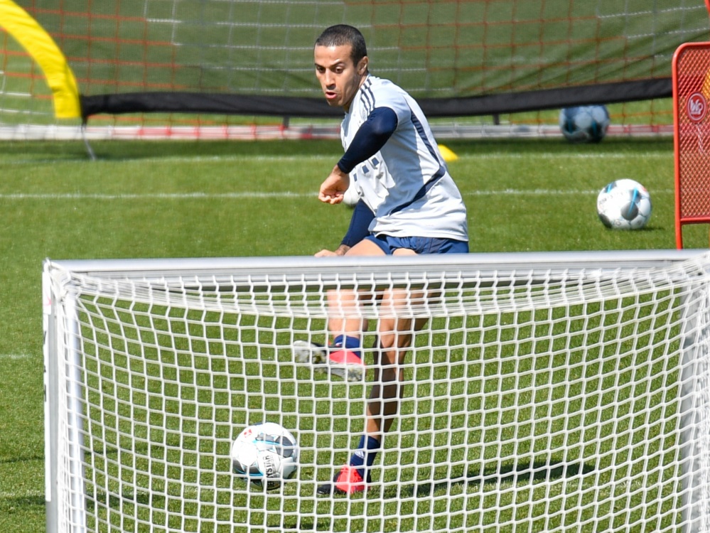 Thiago ist zurück im Mannschaftstraining der Bayern. ©PIXATHLON/SID