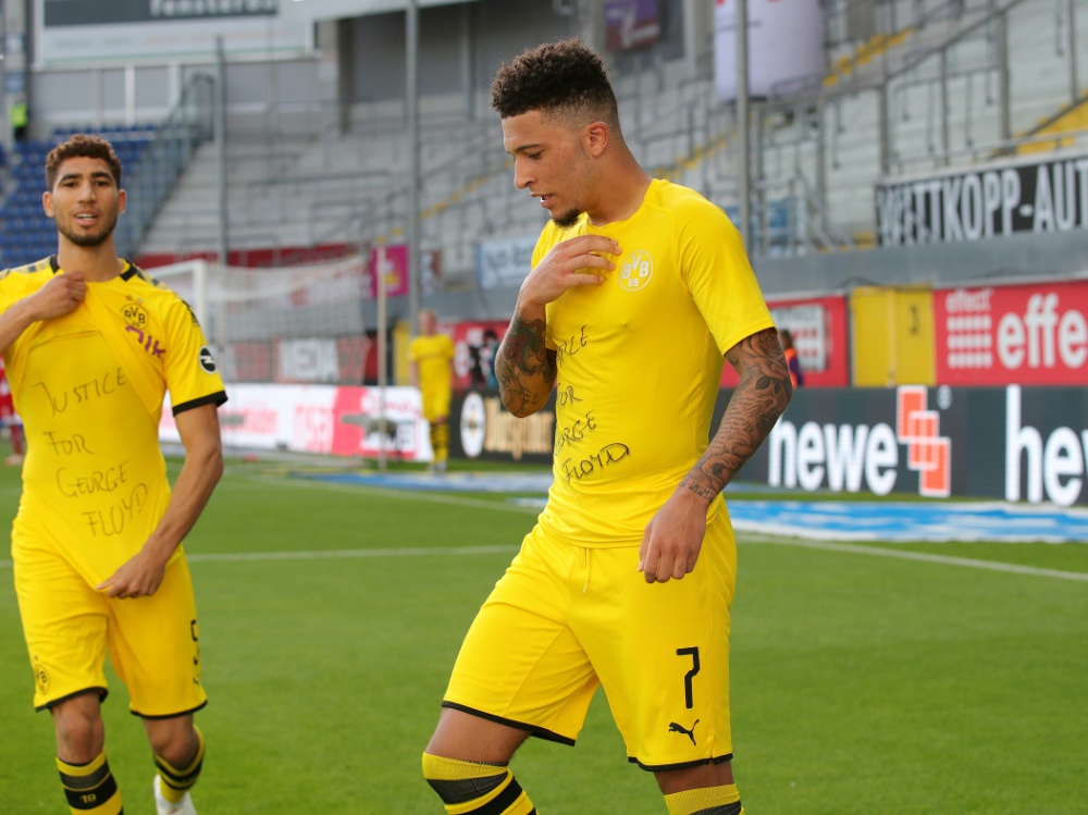 Jadon Sancho (r.) und Achraf Hakimi bei ihrem Protest. ©firo Sportphoto/SID Ralf Ibing