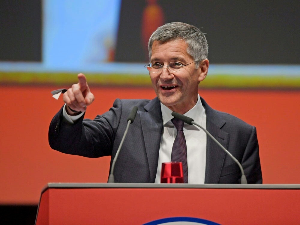 Herbert Hainer hält viel von Nationalspieler Sane. ©PIXATHLON/SID