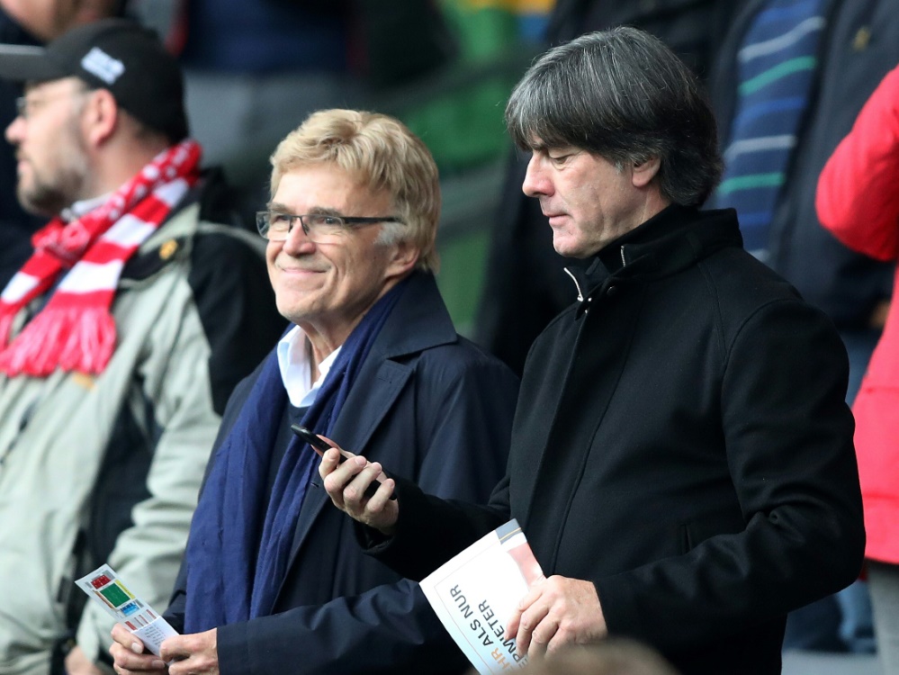 Löw (r.) verzichtet im Saisonendspurt auf Stadionbesuche. ©firo Sportphoto/SID firo/Sebastian El-Saqqa