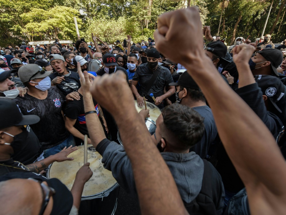 Fußballfans demonstrieren gegen Bolsonaro. ©SID NELSON ALMEIDA