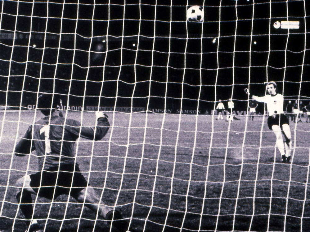 Uli Hoeneß vergibt seinen Elfmeter im EM-Finale 1976. ©FIRO/SID firo
