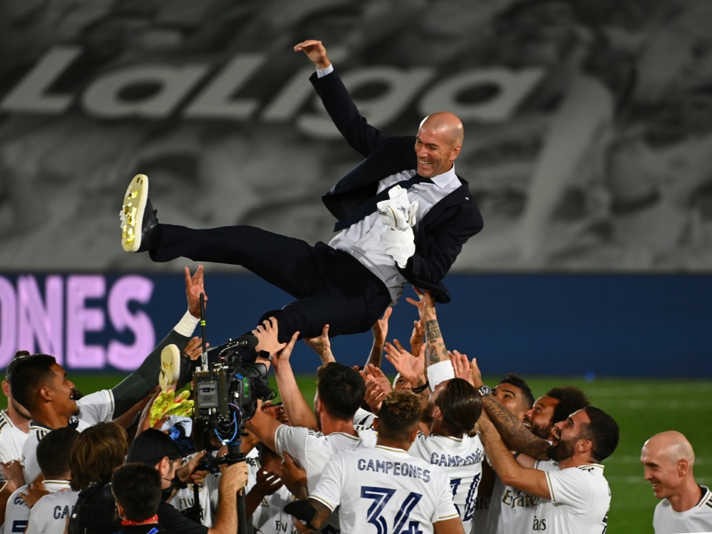 Meistertrainer Zidane wird von seinem Team gefeiert. ©SID GABRIEL BOUYS