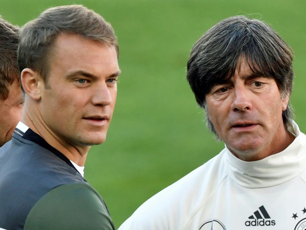 Bundestrainer Löw und DFB-Kapitän Manuel Neuer (l.). ©SID JOHN MACDOUGALL