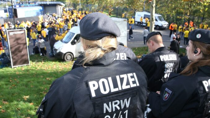 Illegales Fußballturnier wird von Polizei gestoppt.