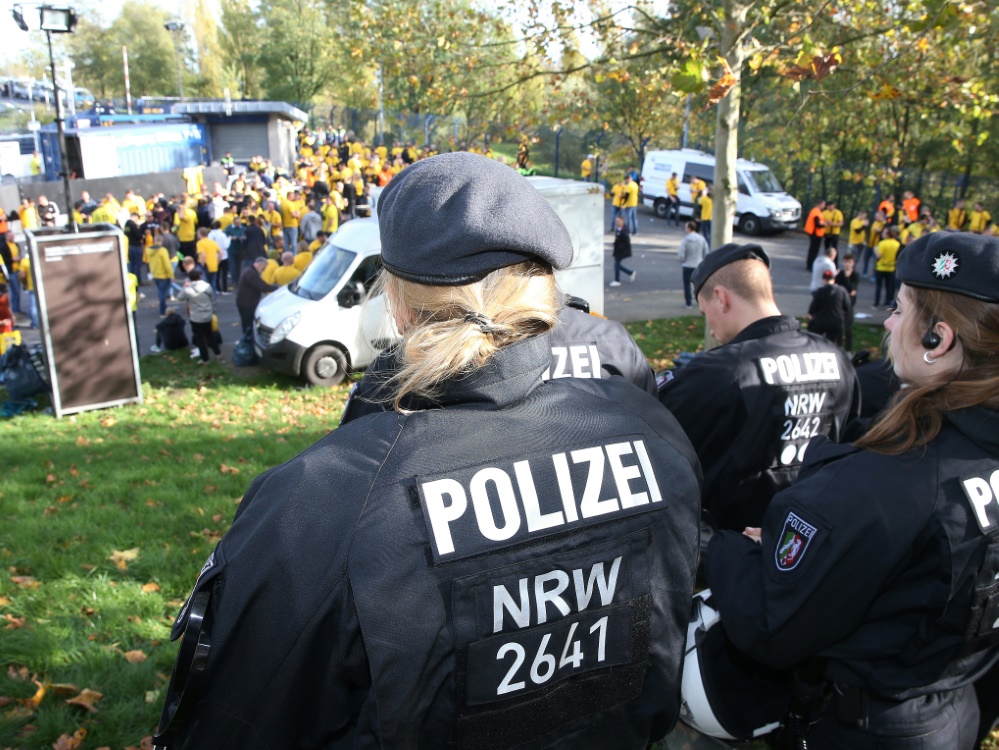 Illegales Fußballturnier wird von Polizei gestoppt.