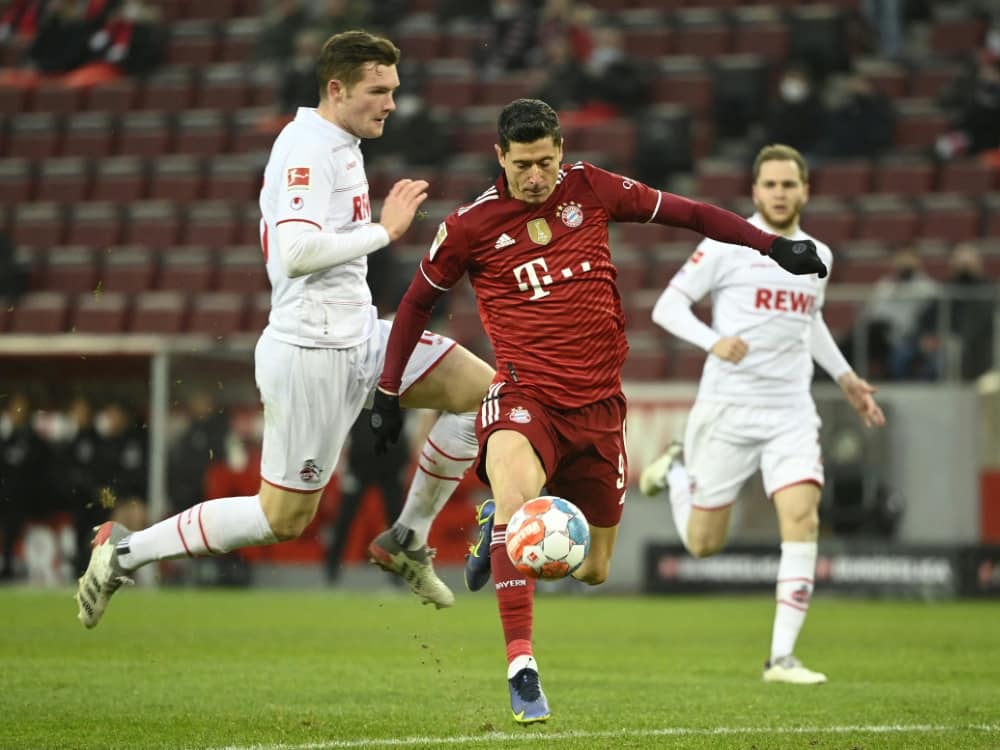 Lewandowski macht drei Treffer gegen den 1. FC Köln. ©SID INA FASSBENDER