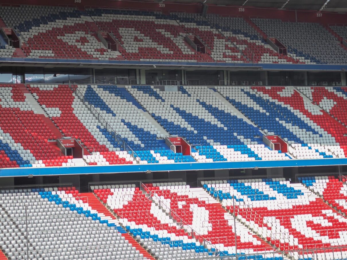 Stadion vom FC Bayern München, das Logo vom FCB