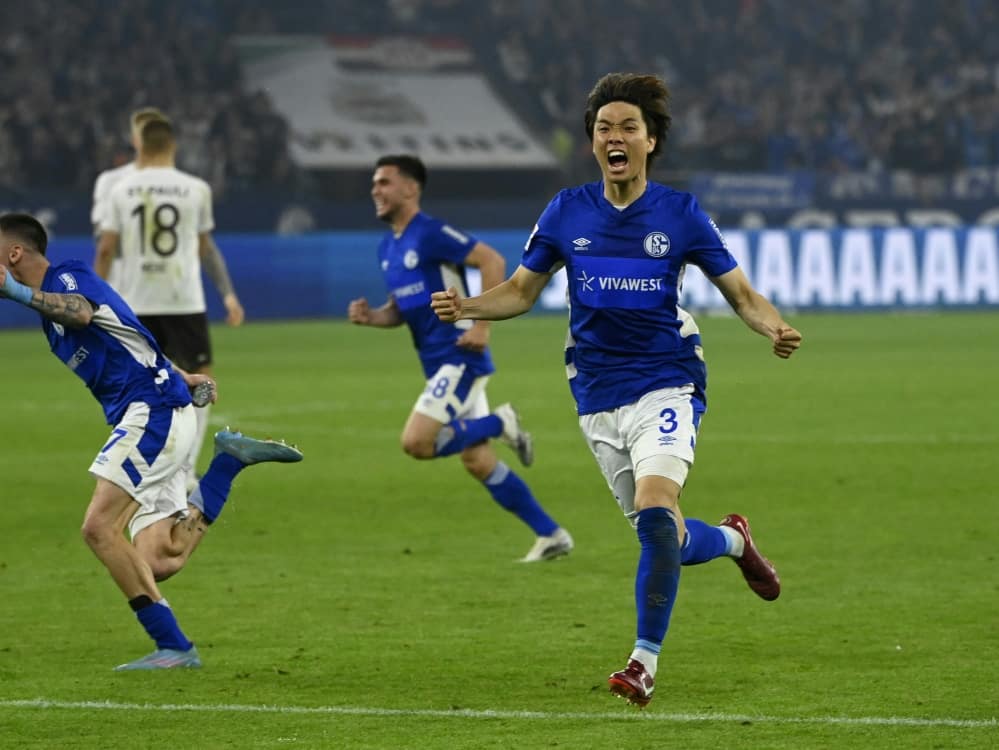 Tausende Fans feiern Schalker Aufstiegshelden (© AFP/SID/INA FASSBENDER)