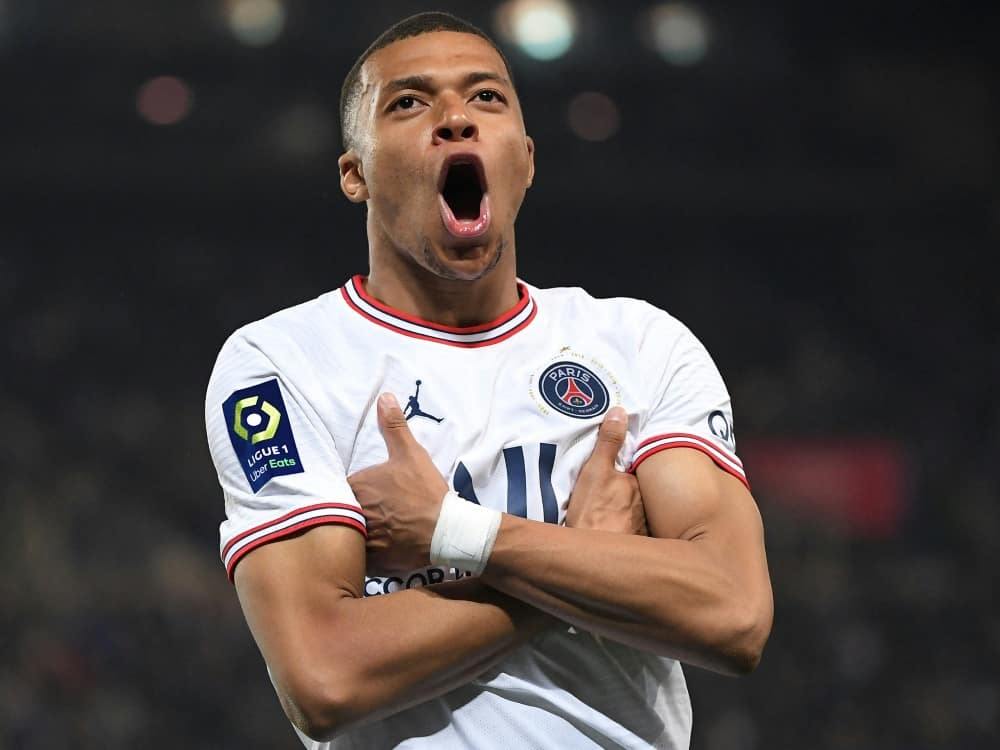 Mbappe setzt Karriere bei Paris St. Germain fort (© AFP/SID/PATRICK HERTZOG)