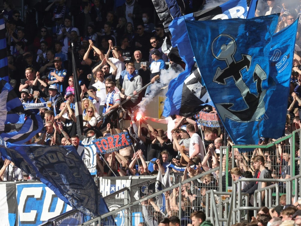 Jubel der HSV-Fans über die Relegation (© FIRO/FIRO/SID/)
