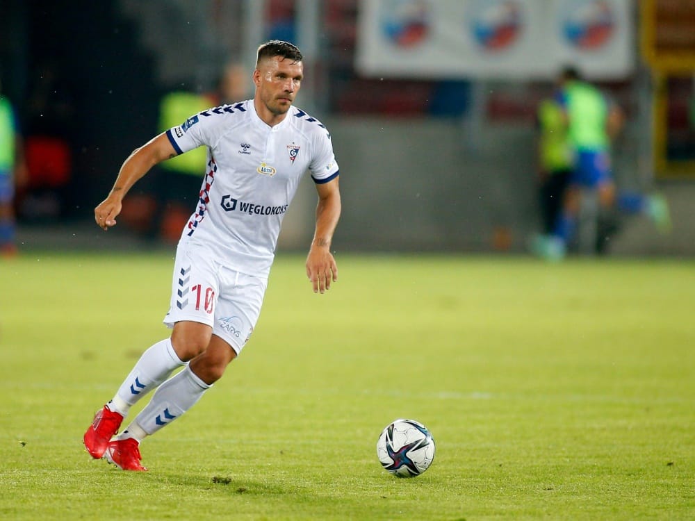 Lukas Podolski hat seinen Vertrag bei Zabrze verlängert (© FIRO/FIRO/SID/)