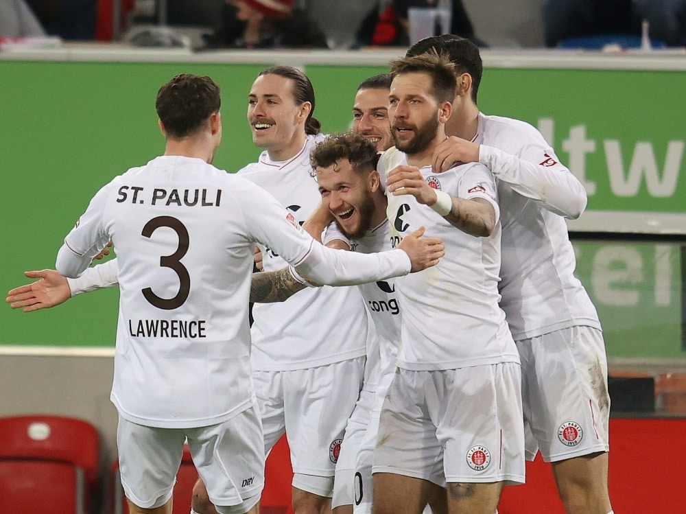 Der FC St.Pauli bezwingt Fortuna Düsseldorf mit 2:0 (© FIRO/FIRO/SID/)