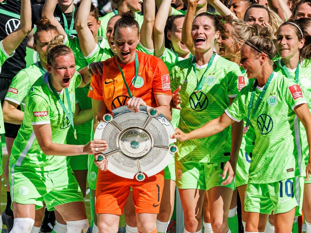 Der VfL Wolfsburg will mit seinen Fans am Rathaus feiern (© FIRO/FIRO/SID/)