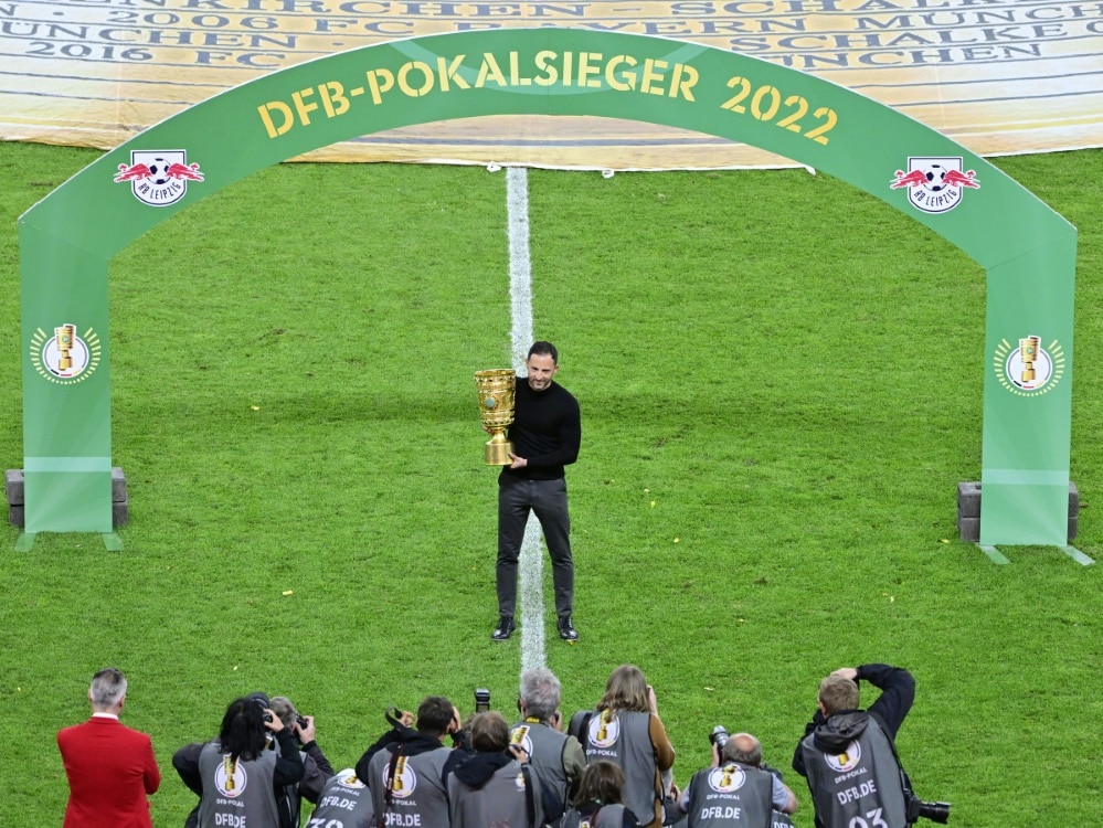 Domenico Tedesco feiert mit dem DFB-Pokal (© AFP/SID/JOHN MACDOUGALL)