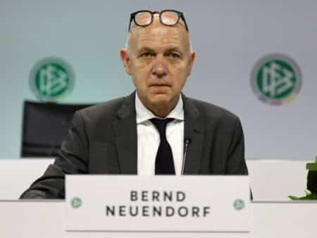 DFB-Chef Neuendorf ehrt die Ehrenamtlichen