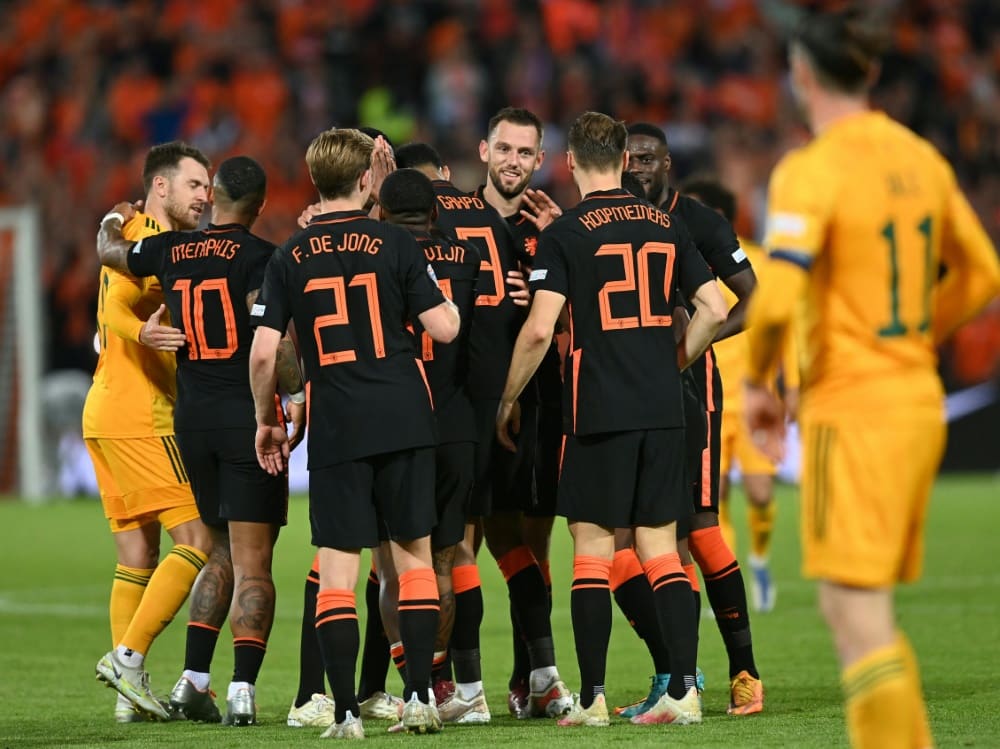 Belgien und die Niederlande feiern Siege (© AFP/SID/JOHN THYS)