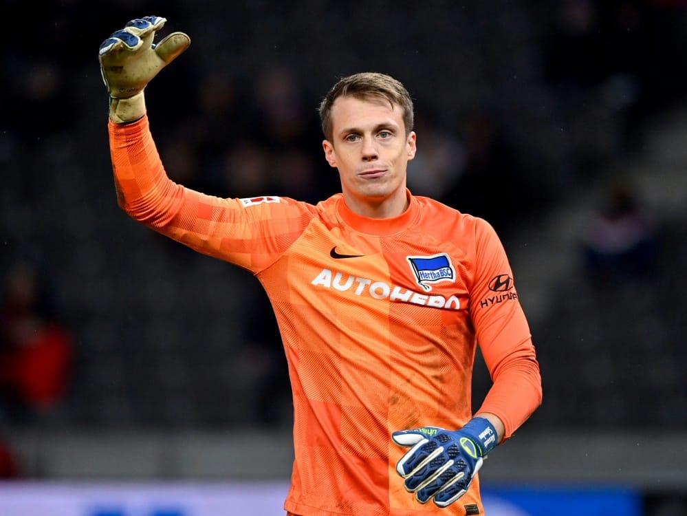 Schalke 04 verstärkt sich mit Alexander Schwolow (© AFP/SID/JOHN MACDOUGALL)