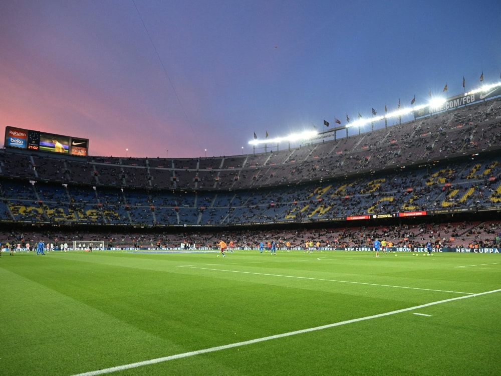Für 300 Euro darf man auf dem Rasen des Camp Nou spielen (© AFP/SID/LLUIS GENE)