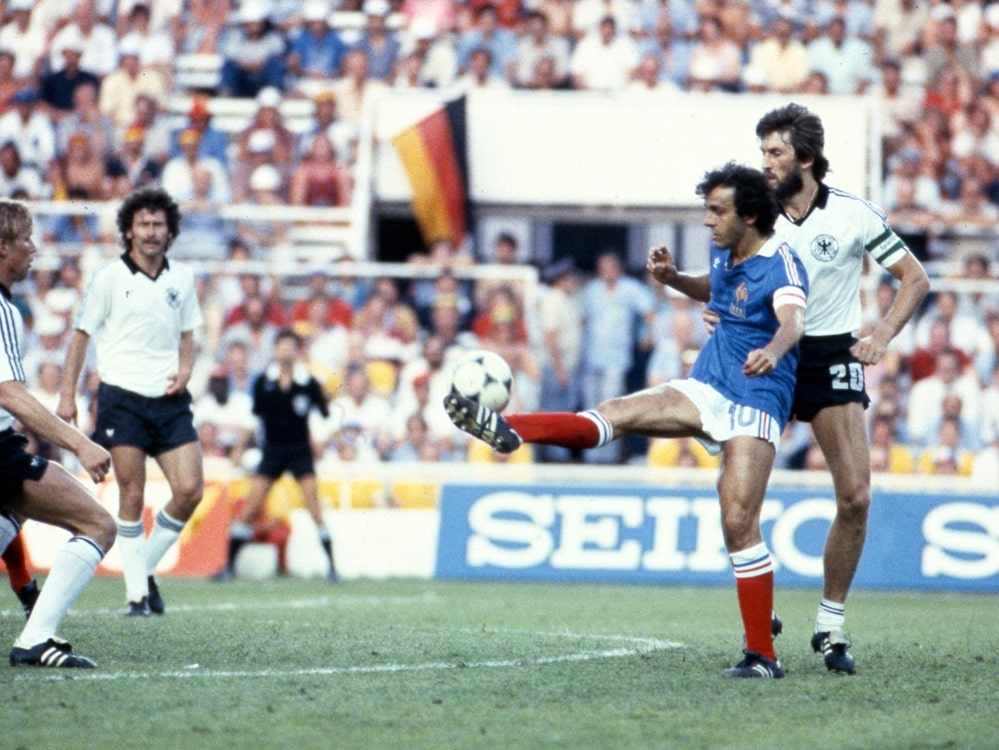Frankreichs damaliger Kapitän Platini behauptet den Ball (© FIRO/FIRO/SID/)