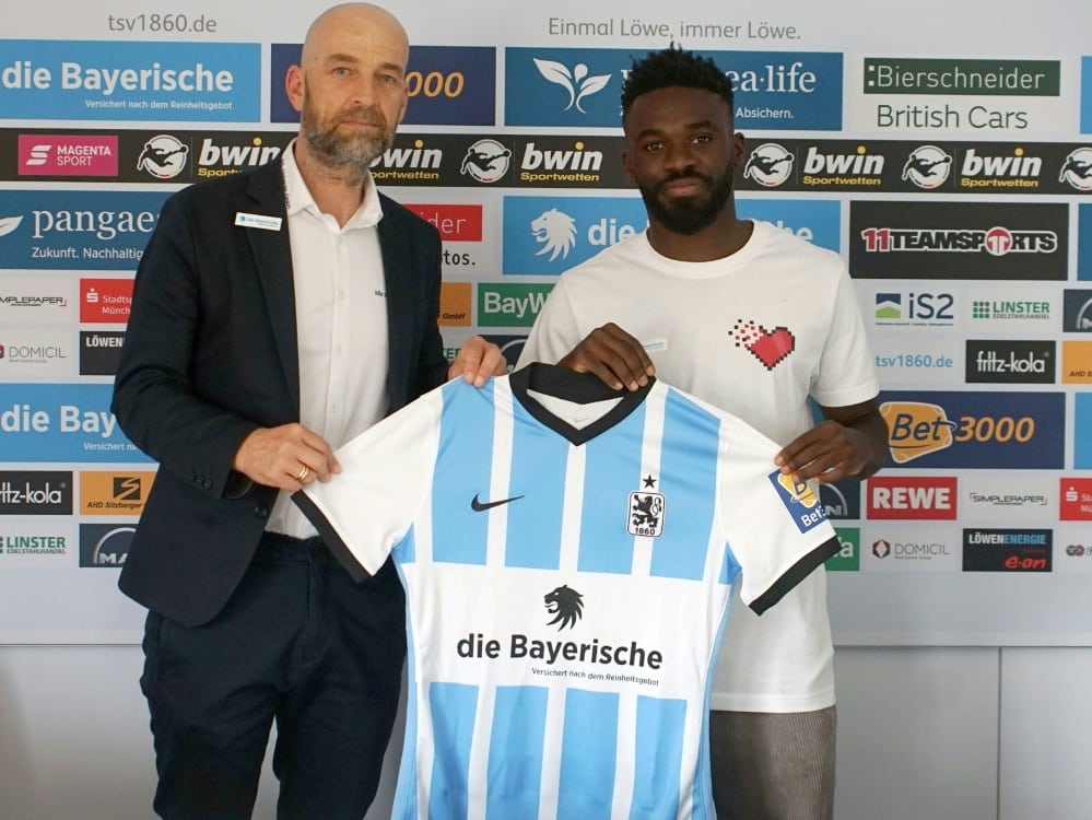 Günther Gorenzel (l.) begrüßt Joseph Boyamba (r.)  (© TSV 1860/TSV 1860/TSV 1860/)