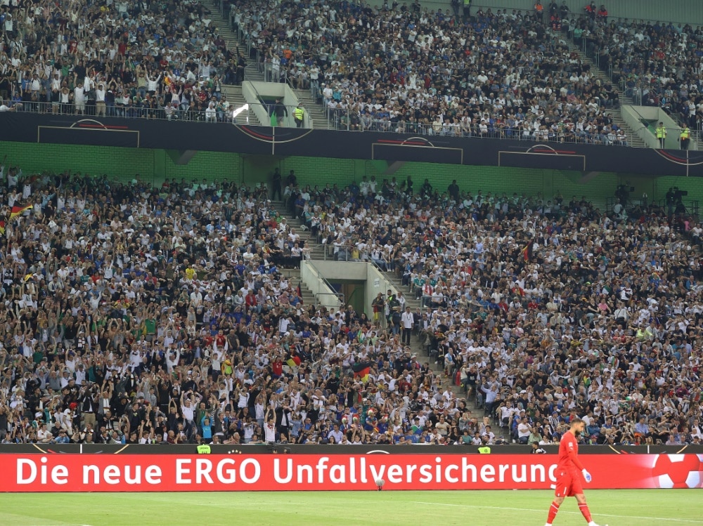 Eine Gruppe deutscher Fans fiel negativ auf (© FIRO/FIRO/SID/)