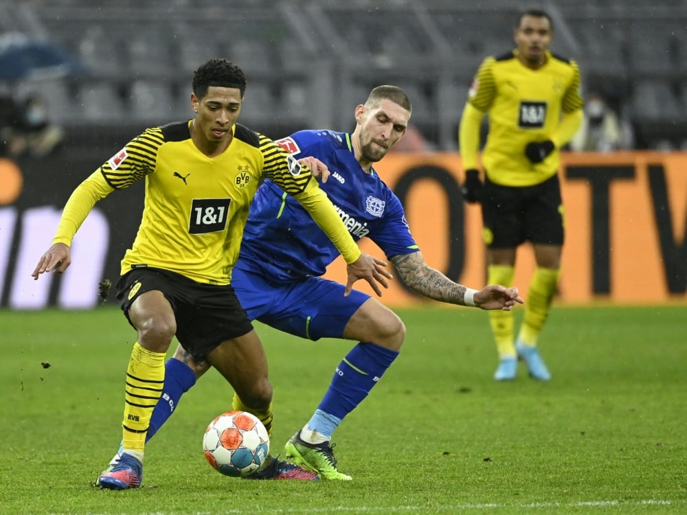 BVB und Bayer bestreiten das erste Samstagabendspiel (© AFP/SID/INA FASSBENDER)