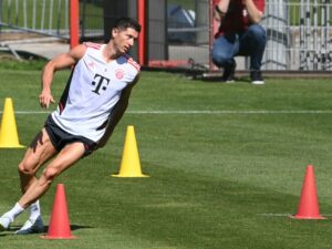 Lewandowski absolviert Mannschaftstraining beim FC Bayern