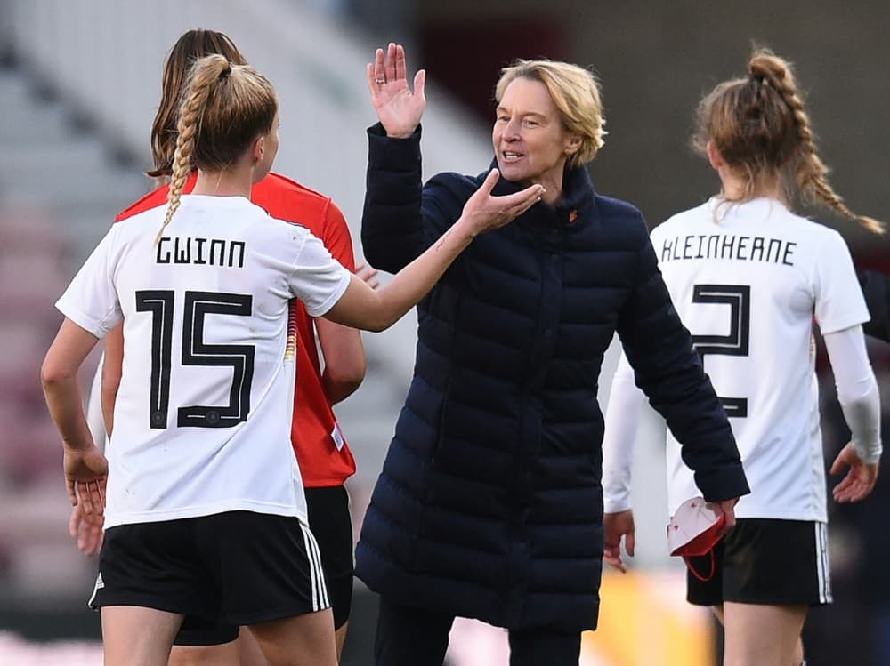 Für die deutschen Damen beginnt die EM gegen Dänemark (© AFP/SID/OLI SCARFF)