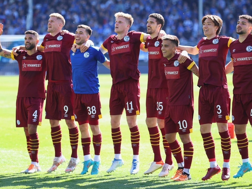 Schalker Spieler feiern mit ihren Fans (© FIRO/FIRO/SID/)