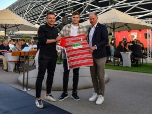 Augsburg holt Mittelfeldspieler Rexhbecaj aus Wolfsburg