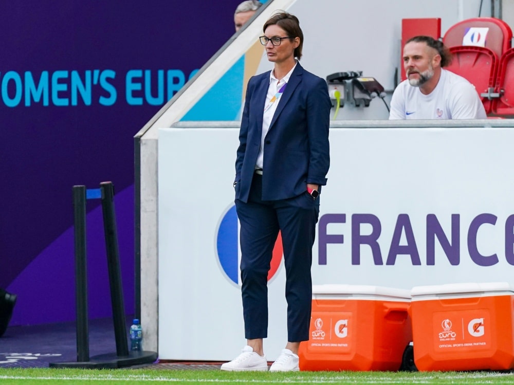 Corinne Diacre bleibt Trainerin der Französinnen (© FIRO/FIRO/SID/)