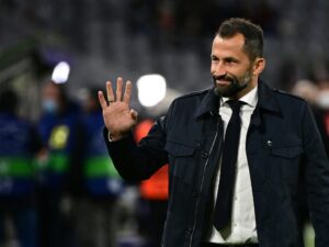 Bayern verlängern mit Salihamidzic bis 2026 Bayern München hat den Vertrag mit Sportvorstand Hasan Salihamidzic vorzeitig bis 2026 verlängert.